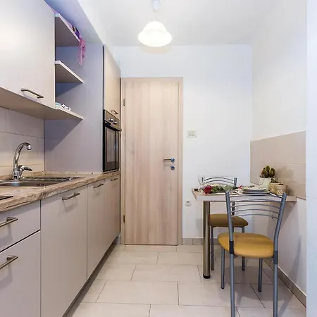 1 Bedroom Gorgeous In Apartament *